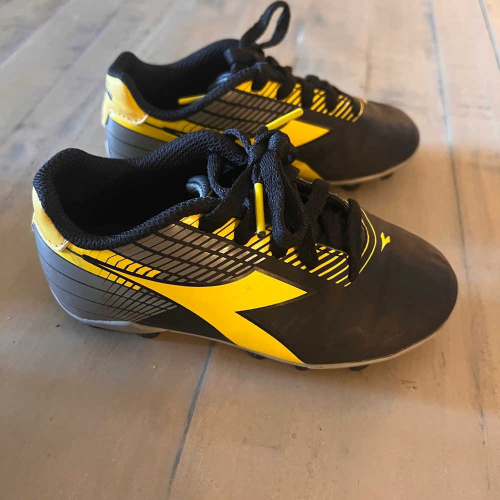 Kids Diadora Soccer Cleats (size k10)